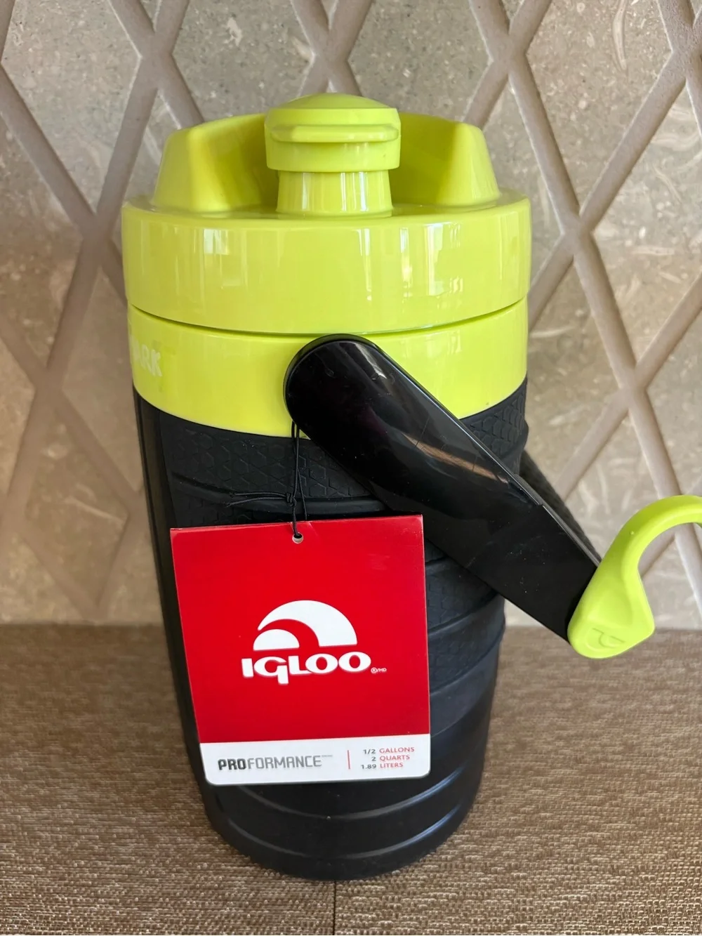 Igloo Proformance 1/2 Gallon Sport Jug With Hooks Black & Yellow 2 Quarts NEW
